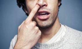 چرا انگشت داخل بینی می‌کنیم؟