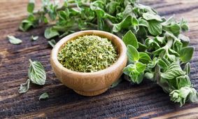 این گیاه ۳۰ برابر قوی تر از لیمو و سیر است/ ویدئو