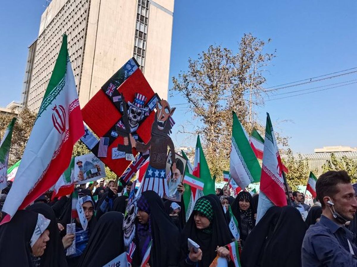 راهپیمایی ۱۳ آبان ۱۴۰۱؛ کنایه مداح مراسم ۱۳ آبان تهران به سلبریتی‌ها / حضور خانم های گارد ویژه/ قطعنامه پایانی راهپیمایی/ حواشی و تصاویر