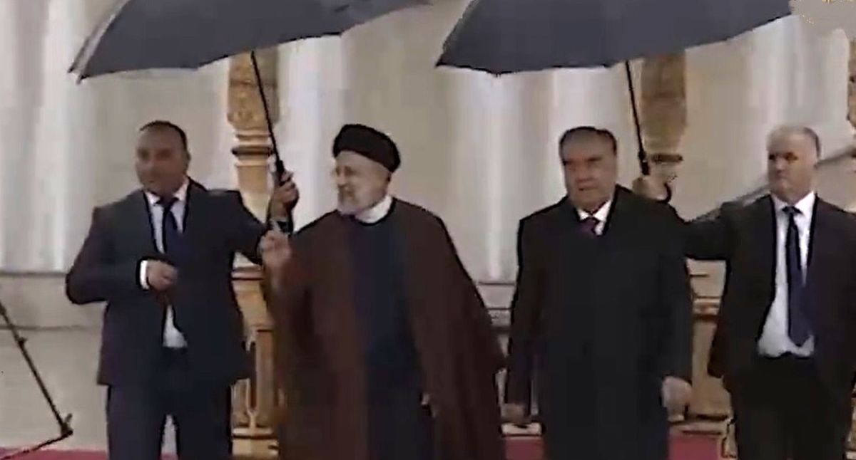 وقتی رئیسی چتر نمی‌خواهد/ ویدئو
