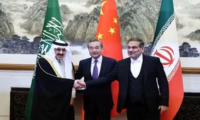 تاثیرات از سرگیری روابط ایران و عربستان/ قیمت دلار سقوط می کند؟/ مانع منطقه ای برجام برداشته می شود