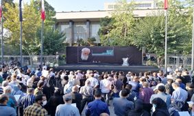  مراسم تشییع پیکر هوشنگ ابتهاج مقابل تالار وحدت تهران/ خواندن شعر «ارغوان» سایه/ ویدئو

