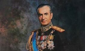  تونل زمان؛ دستبوسی محمدرضا پهلوی از ملکه دانمارک در سال ۱۳۳۸/ عکس

