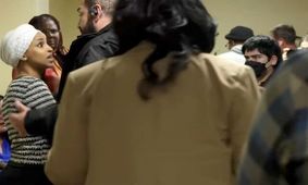 حمله مردی با مایعی بدبو به ایلهان عمر، نماینده مسلمان مجلس نمایندگان آمریکا/ ویدئو

