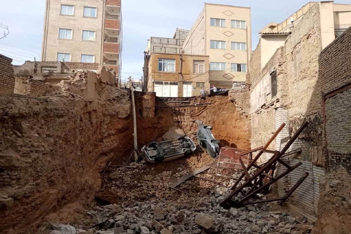 سقوط دو خودرو به محل گودبرداری در تبریز/عکس