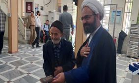 پیرمرد ۱۰۰ سالهٔ شهمیرزادی رأیش را به صندوق انداخت