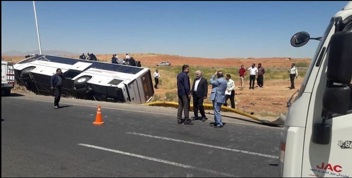 ۹ مصدوم در واژگونی اتوبوس