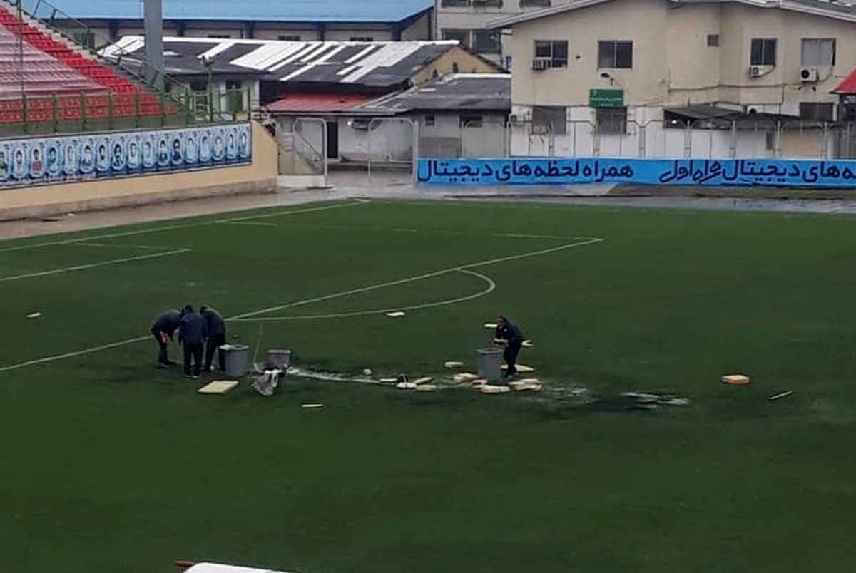 فناوری ملاقه، لگن و فرغون برای جمع کردن آب در فوتبال ایران!/ ویدئو

