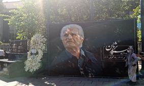 بدرقه پیکر زنده‌یاد «احمد پژمان» در مقابل تالار وحدت