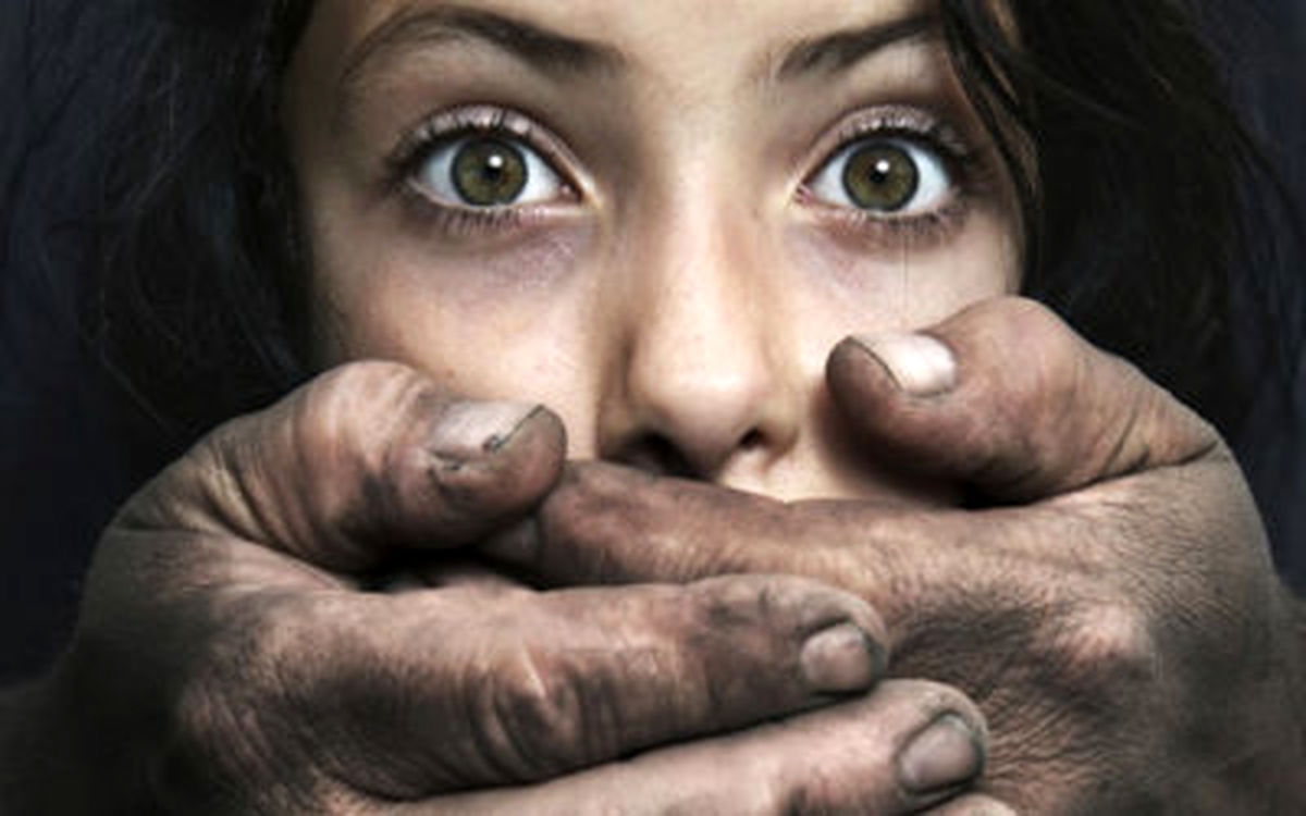 مصاحبه با مادر دختری 7 ساله که در دام همسایه منحرف افتاد + فیلم