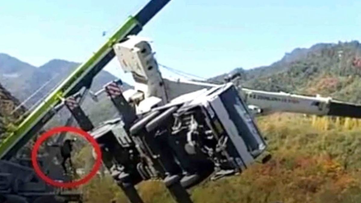 لحظه فرار راننده در حادثه سقوط جرثقیل! +فیلم