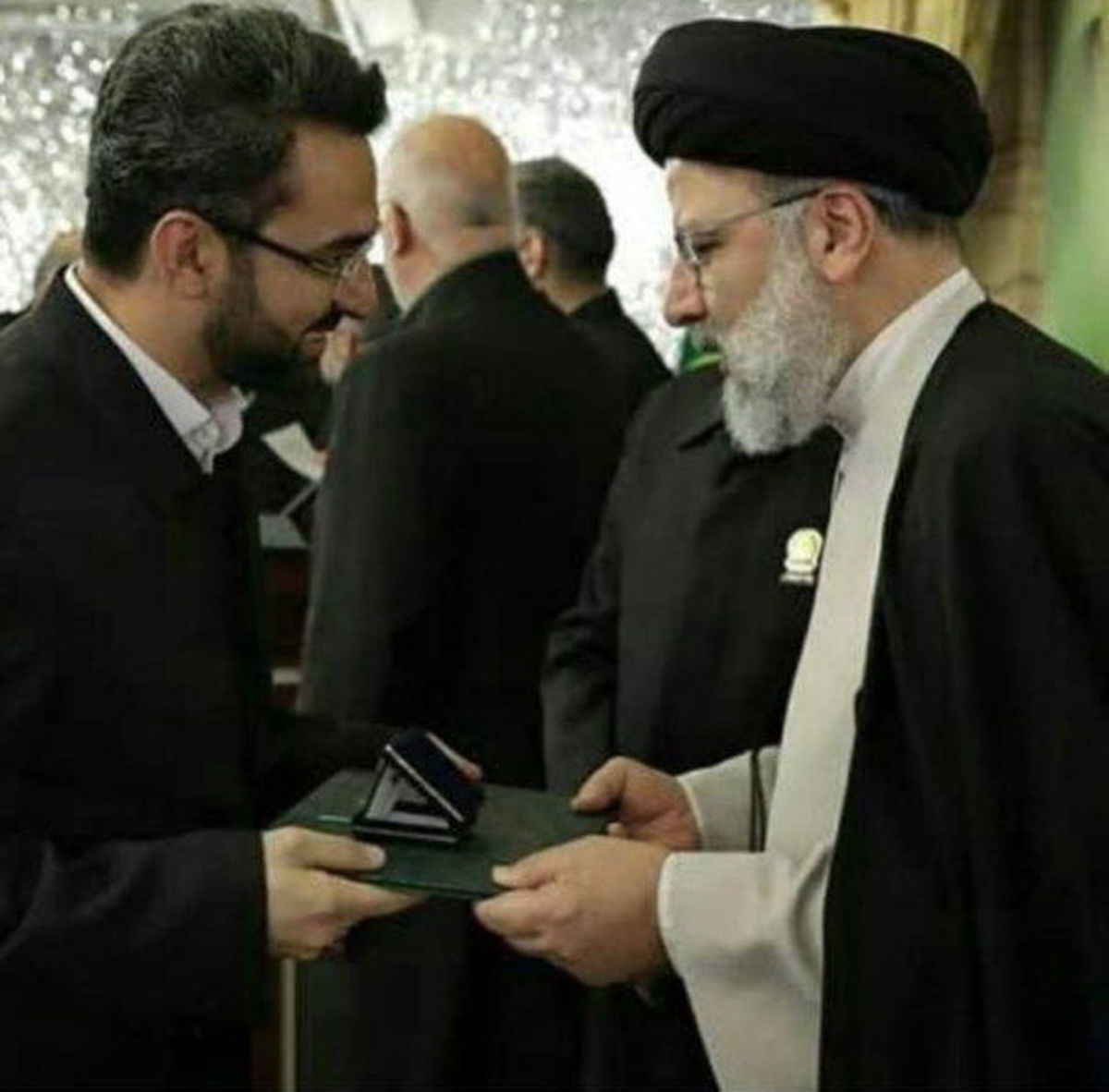 جدال بر سر عکس مشترک رییسی و آذری جهرمی/ازغدی: چرا نمی‌روند توالت‌های حرم را بشورند؟! /آشنا:برای شکستن غرور خودهمه چیز پنداری کجا را باید شست؟/ابطحی: بوی ریا می دهد