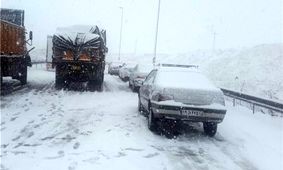 بارش باران و برف محورهای استان زنجان را فراگرفت/ وقوع تصادف زنجیره‌ای در زنجان