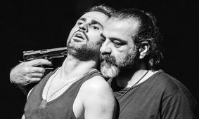 «باشگاه مشت‌زنی» در تالار حافظ راه افتاد/ مشکلات یک کارمند بانک