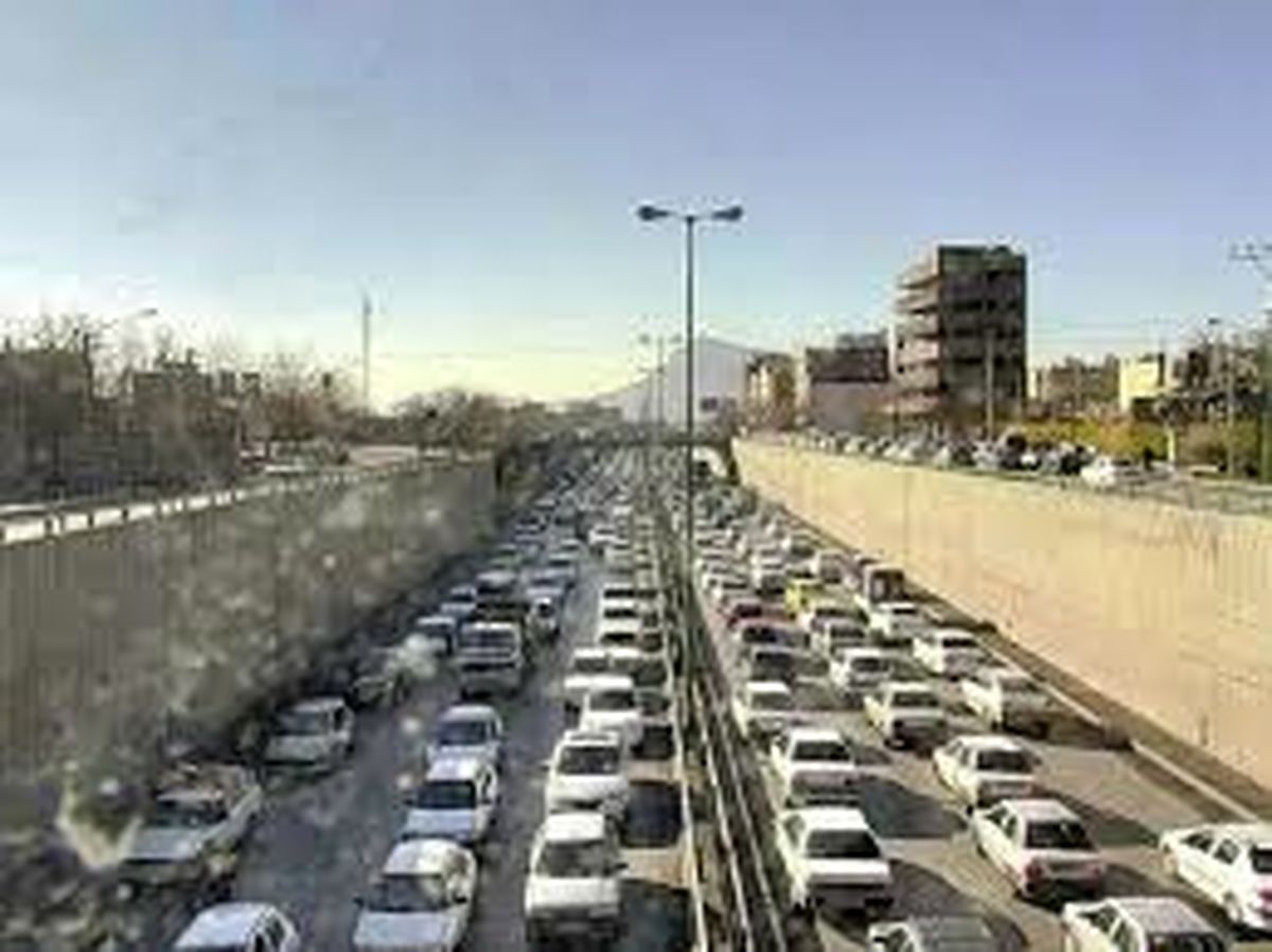 تصادف زنجیره ای خودروها در پل روگذر امام خمینی
