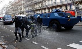 فرانسه در آستانه جنگ داخلی است/جلیقه زردها، چهره پاریس را انقلابی کردند/افراطی های اروپا دنباله رو معترضان فرانسوی شدند