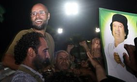 سیف‌ الاسلام قذافی با رسانه‌ها صحبت می‌کند