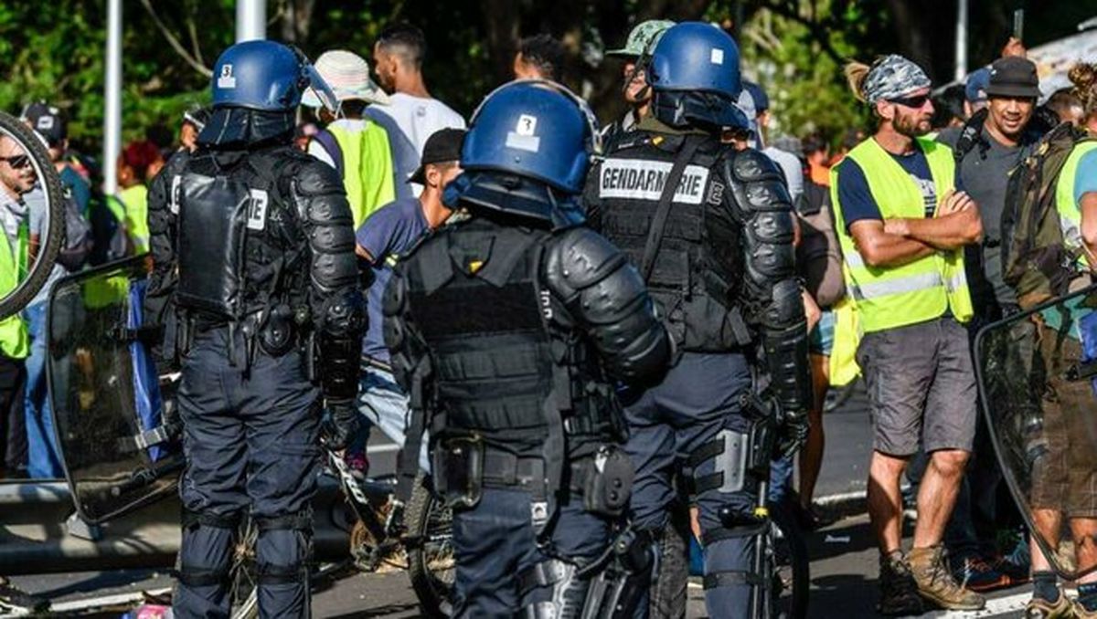 بعد از "جلیقه زردها" دولت فرانسه حالا در برابر "جلیقه آبی‌ها" قرار دارد