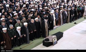 رهبر انقلاب تاکنون بر پیکر کدام شخصیت‌ها اقامه نماز کردند؟ + عکس