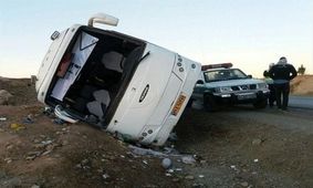 3 کشته و 21 مصدوم بر اثر واژگونی اتوبوس تهران-کرمانشاه در ساوه + اسامی مصدومان
