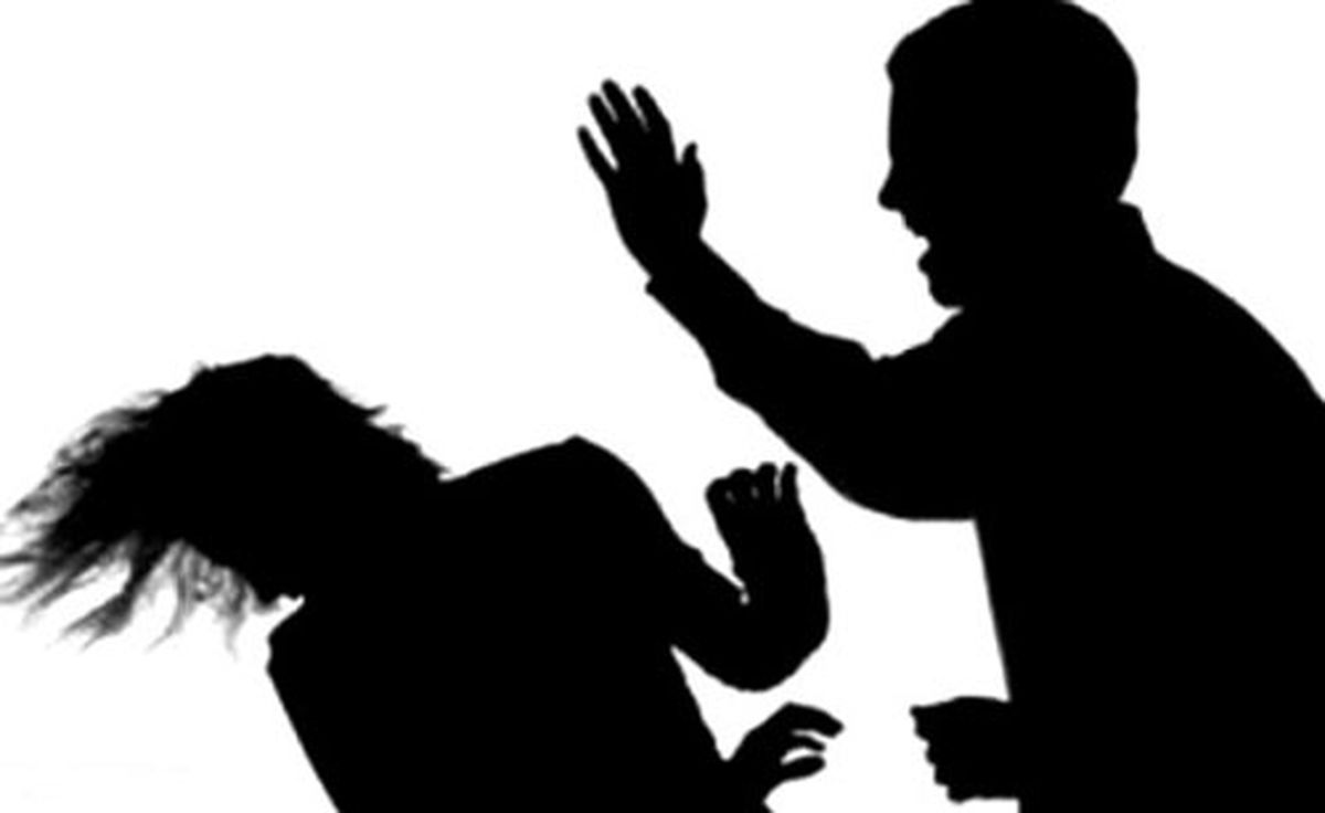لحظه کتک زدن وحشیانه یک زن توسط همسرش وسط خیابان/ ویدئو