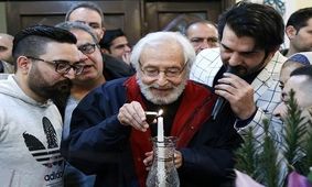بوسه بازیگر پیشکسوت بر دستان جمشید مشایخی+عکس