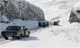 سقوط بهمن در گردنه «ژالانه»/ 50 خودرو گرفتار شدند
