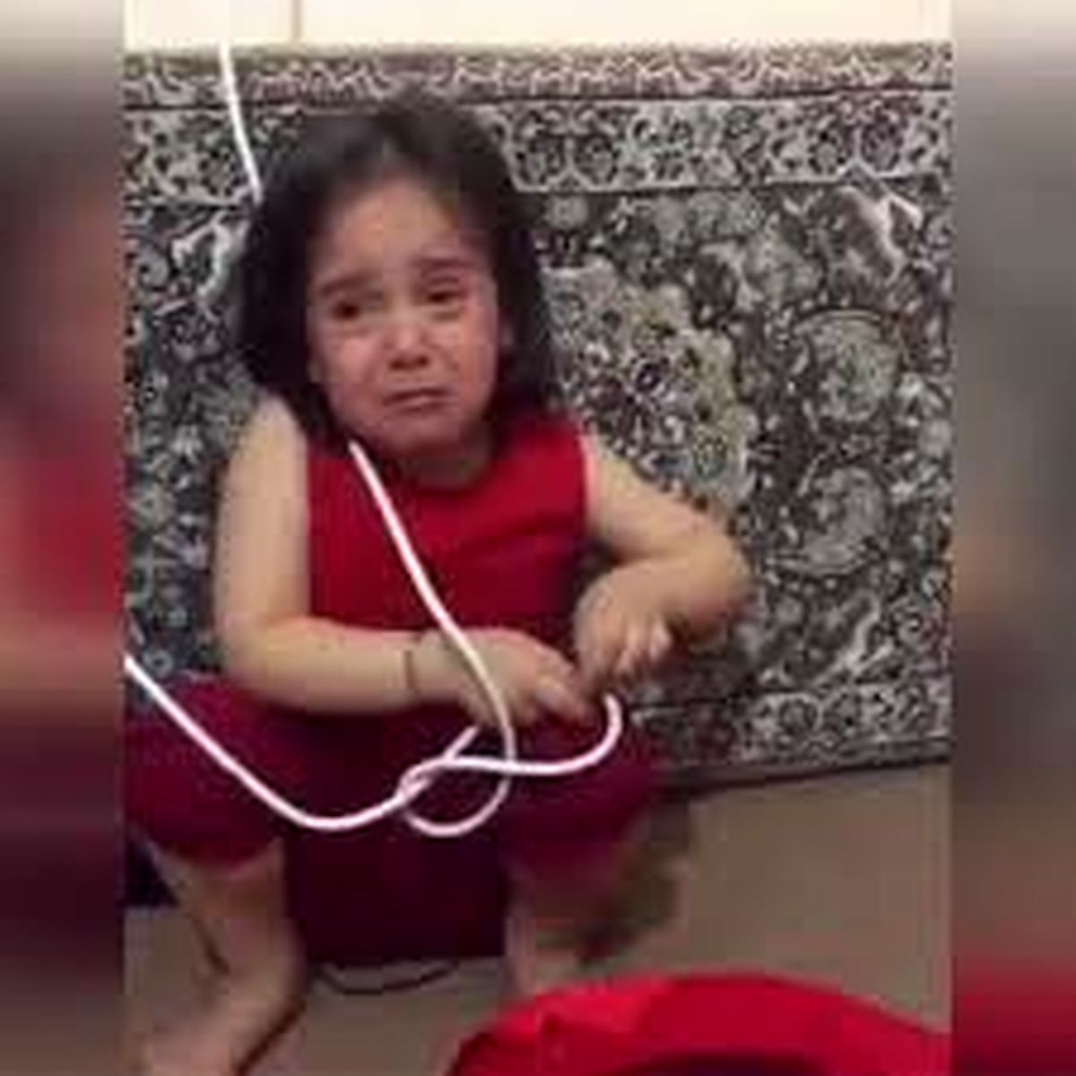 فیلم | لحظه سخت خداحافظی امدادگر هلال‌احمر با دختر کوچکش