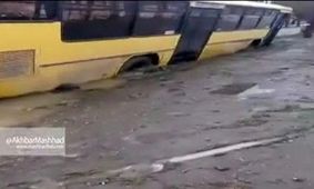 گیرکردن اتوبوس شرکت واحد در مشهد +فیلم