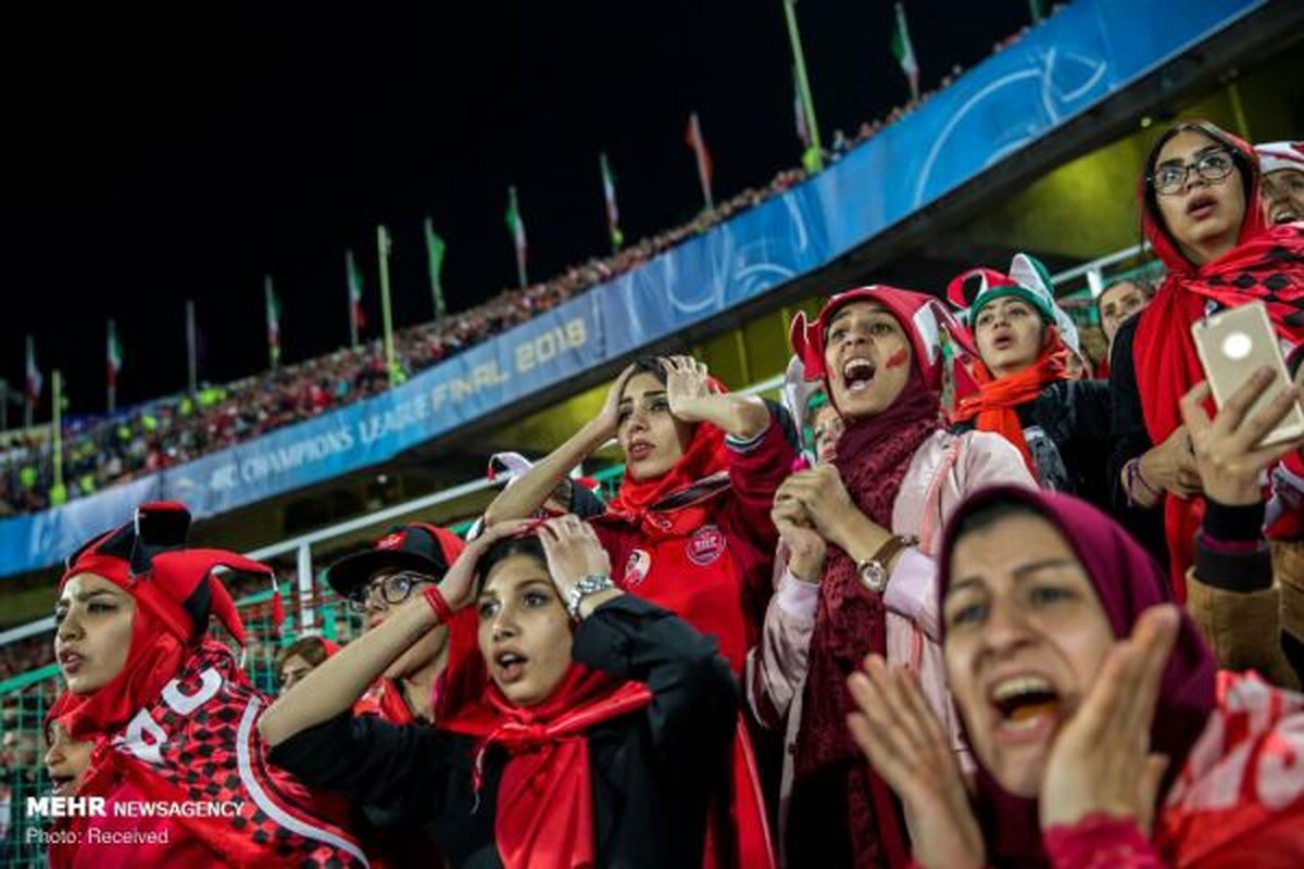تندیس چشم طلا در دستان دختر ایرانی