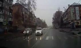 تصادف دردناک یک زن حین صحبت کردن با موبایل + فیلم