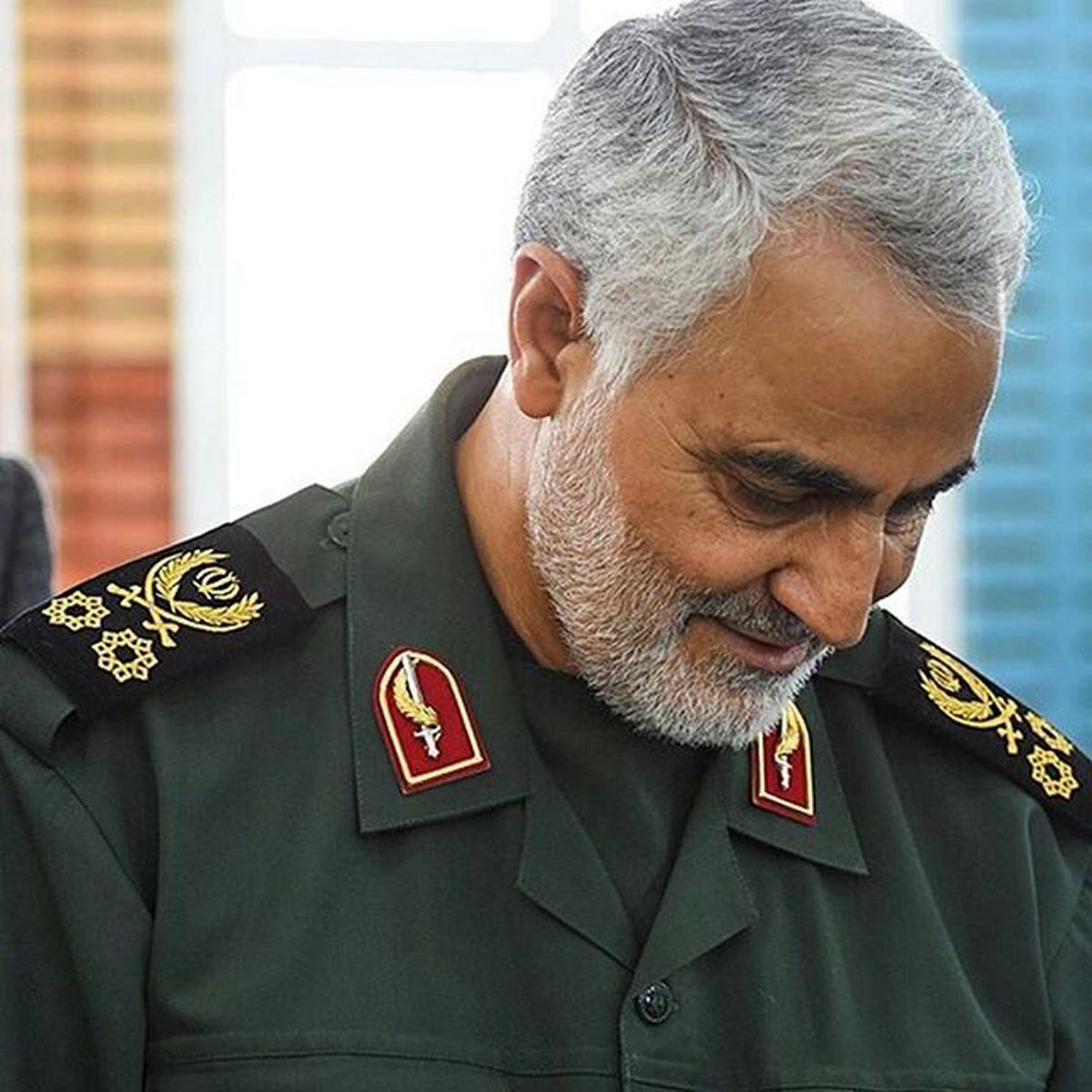هدیه انگشتری سردار سلیمانی به مادر شهیدی که پیکر فرزندش بعد از ۴سال بازگشت+ویدئو