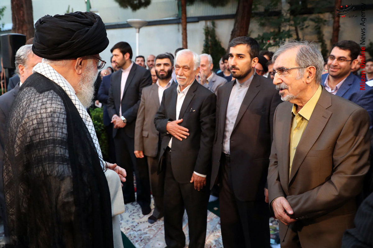 تصاویری از دیدار صمیمی رهبر انقلاب با شاعران و اهالی فرهنگ
