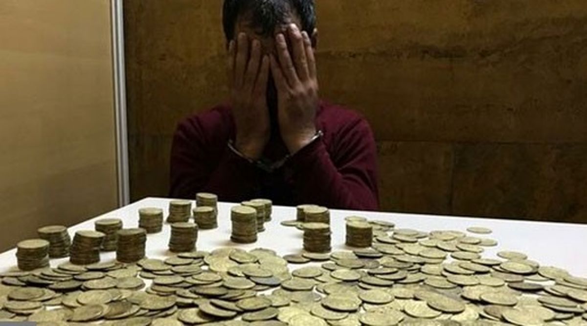 رو شدن دست فروشنده سکه‌ های عتیقه تقلبی در زنجان