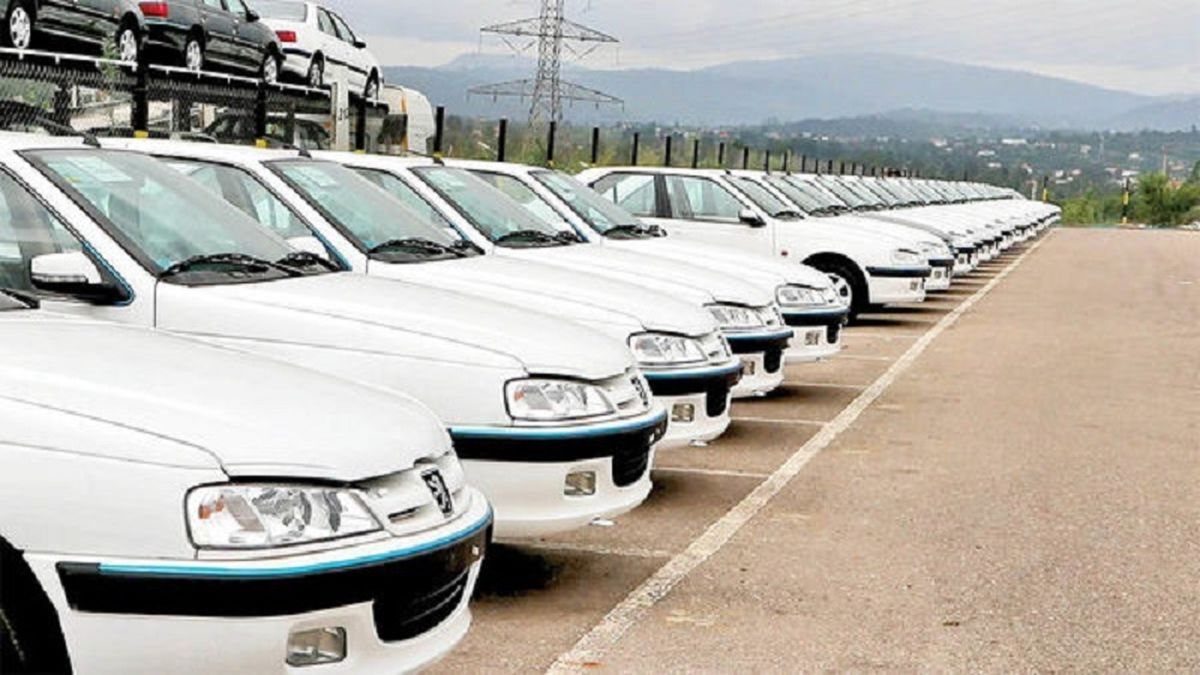 چرا هیچ فرد و سازمانی وضعیت نابسامان خودرو در دولت سیزدهم را گردن نمی گیرد؟