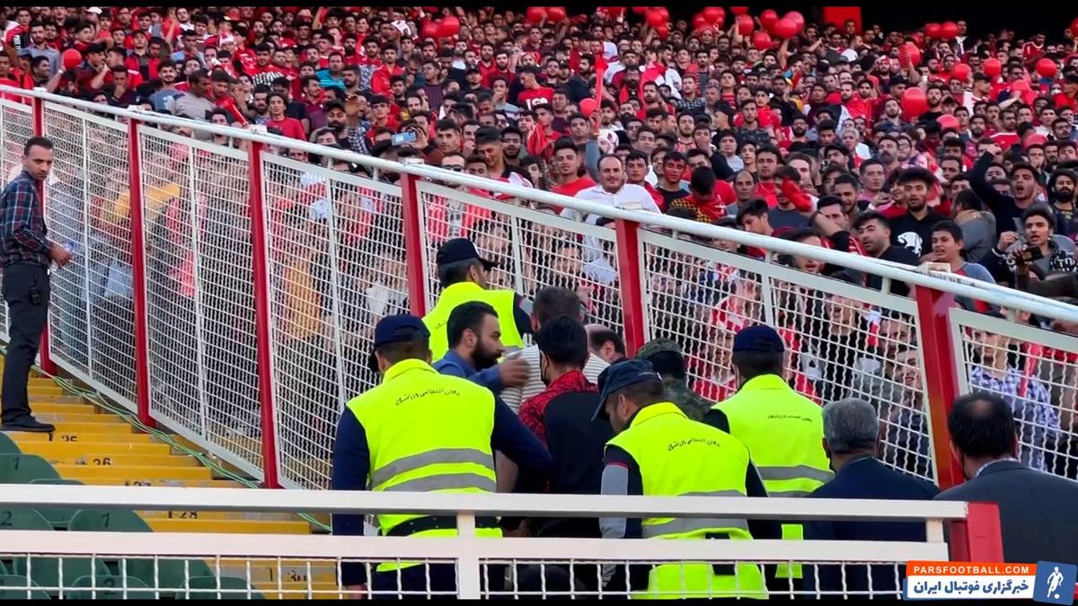 درگیری‌های عجیب در ورزشگاه یادگار امام تبریز/توقف بازی پرسپولیس-تراکتور/ نتیجه بازی چه می شود؟/ ویدئو