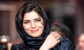 سفر در زمان؛ «لیلا حاتمی» در حال گرفتن جایزه از «فریماه فرجامی»؛ 28 سال قبل 
