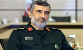 قرائت وصیتنامه شهید حاجی زاده در یک مراسم 