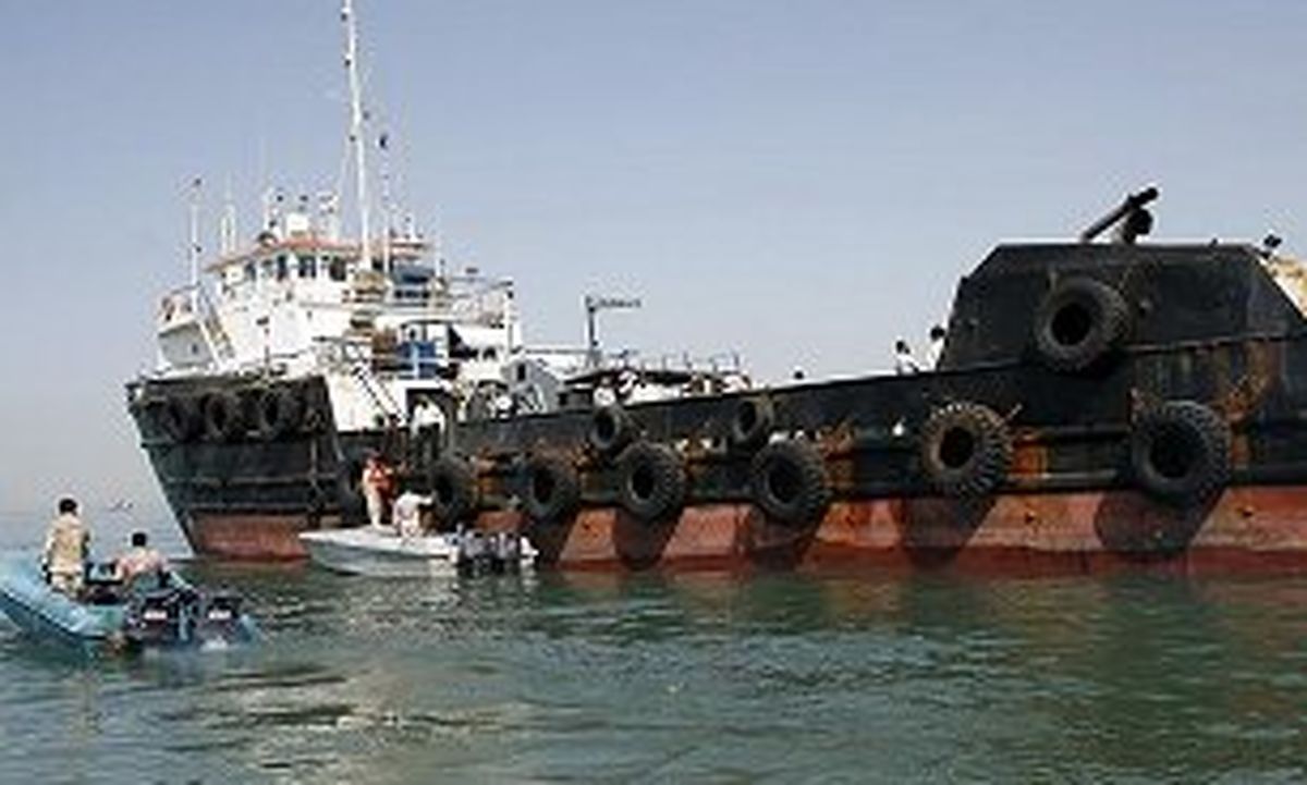توقیف ۲ شناور حامل سوخت قاچاق توسط نیروی دریایی سپاه

