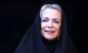 اولین تصویر از مراسم ختم بیتا فرهی در خانه
