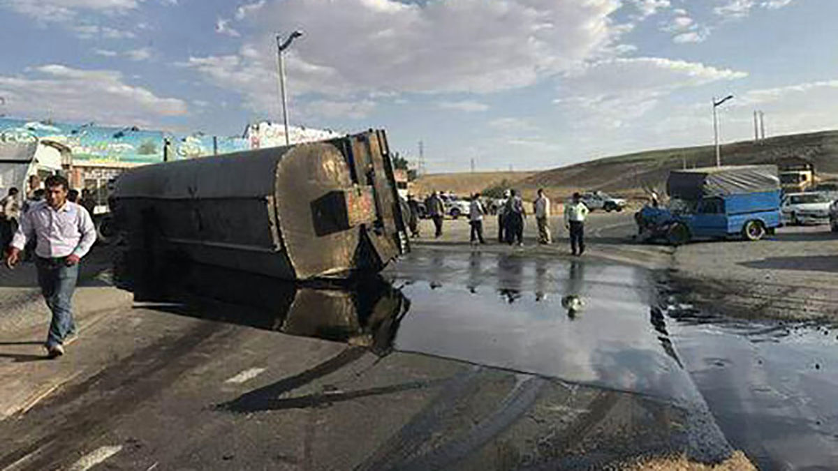 واژگونی تانکر حاوی مواد نفتی در حومه شهر کامیاران