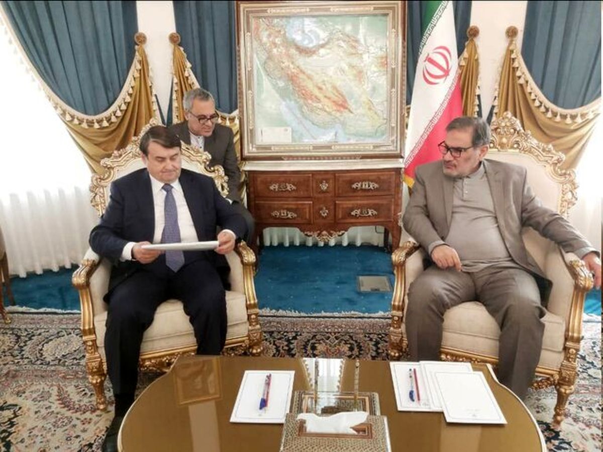شمخانی: پایان دادن به سلطه دلار در مبادلات اقتصادی و تجاری شتاب گرفته است

