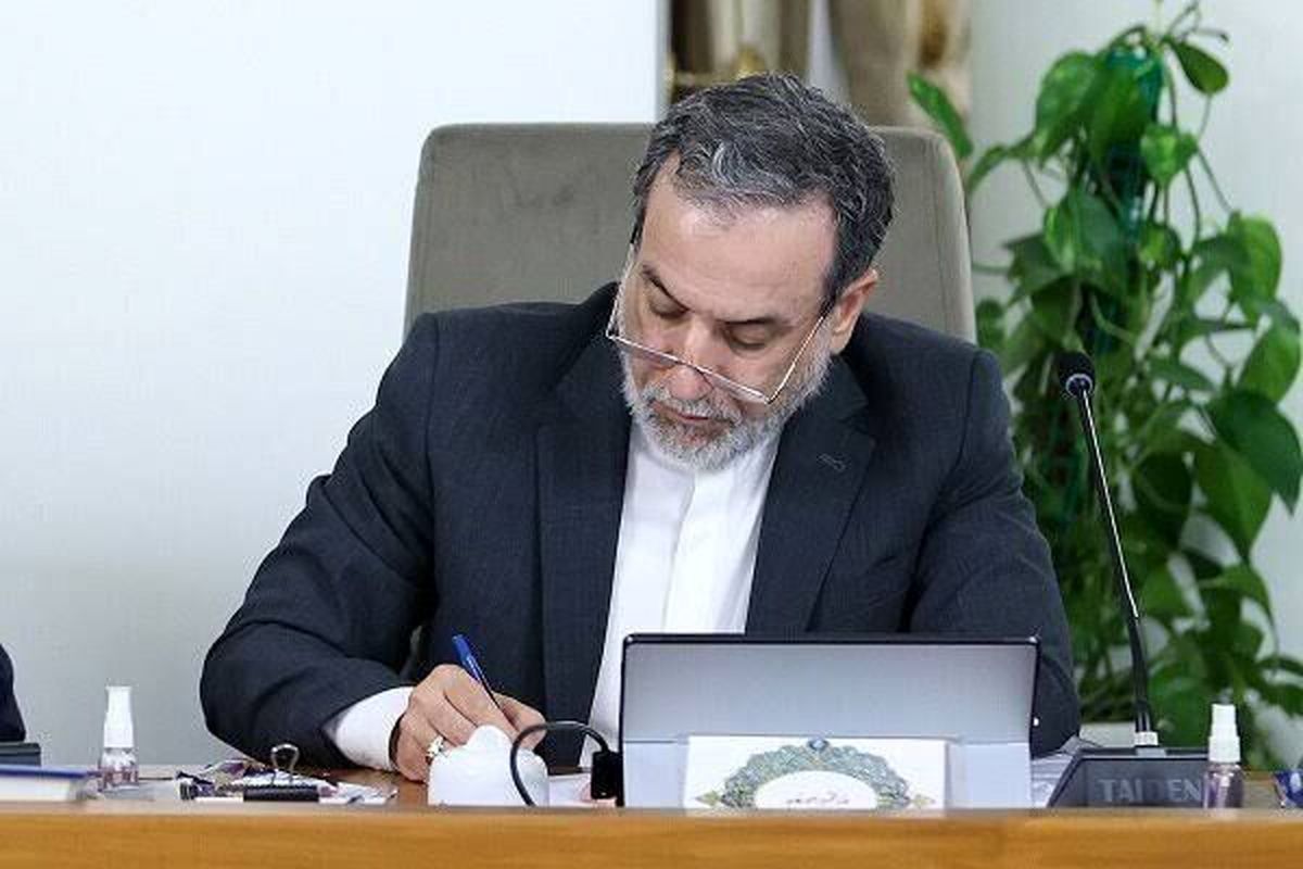 عراقچی: آمریکا و اسراییل از سر استیصال دانشگاه ها را بمباران می کنند