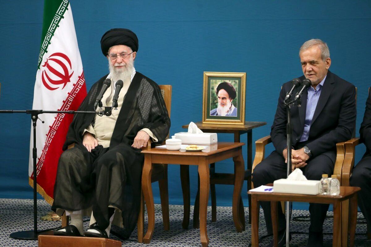 عکسی از پزشکیان بر صفحه نخست نشریه دفتر رهبری؛ تیتر یک معنادار

