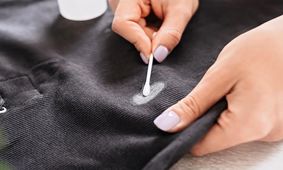 چگونه غلط گیر را از روی لباس مدرسه پاک کنیم؟
