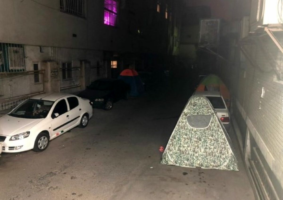 چادرخوابی همراهان بیماران بیمارستان کودکان تهران