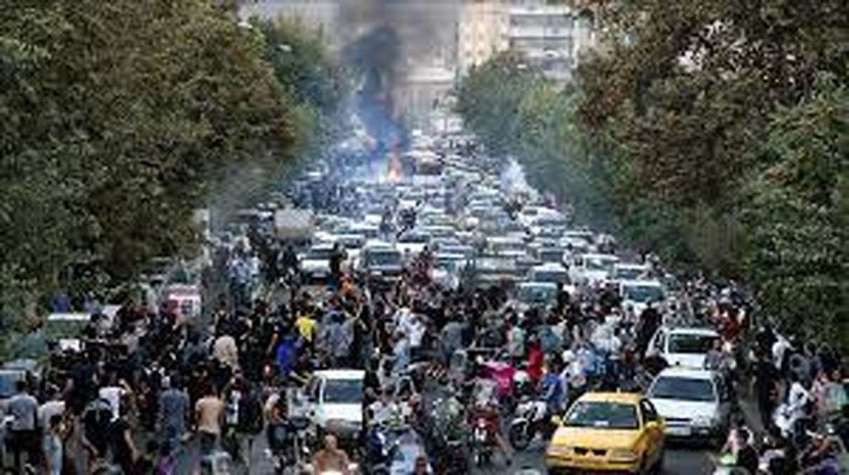  نجات یک روحانی توسط زن بدون حجاب در اغتشاشات/ ویدئو

