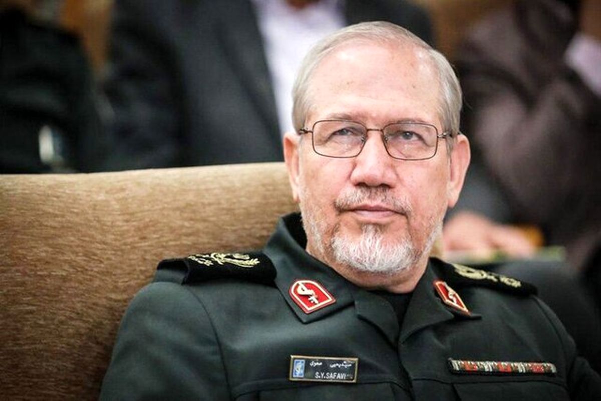 سرلشکر رحیم صفوی: دشمن قصد تأثیر روی عزم مردم با تحریم و محاصره دارد
