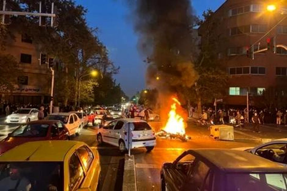  اغتشاشگران در یاسوج خودروی یک طلبه را آتش زدند