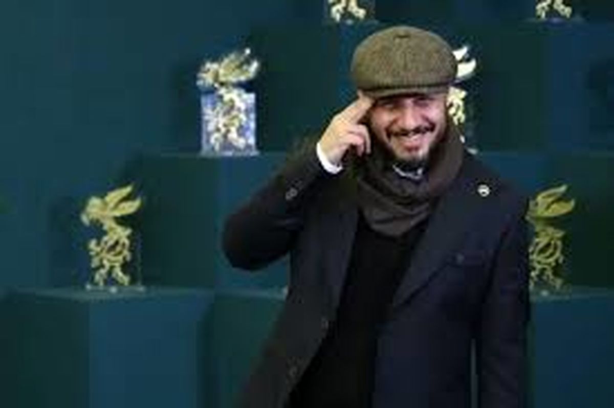 جواد عزتی جایزه بهترین بازیگر را گرفت/ ویدئو